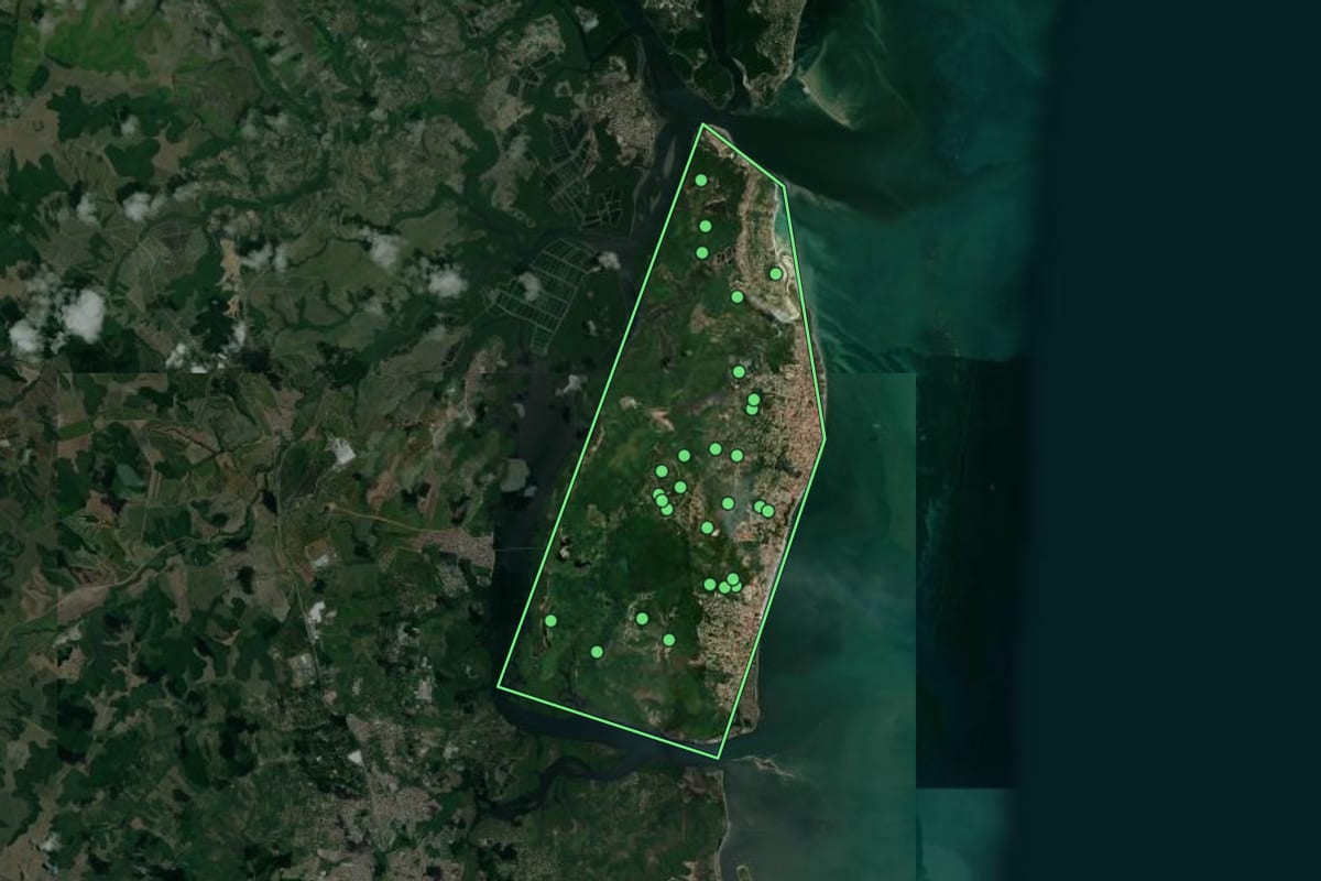 Imagem de satélite de Ilha de Itamaracá (PE), com o contorno do município e a posição dos imóveis desta página.