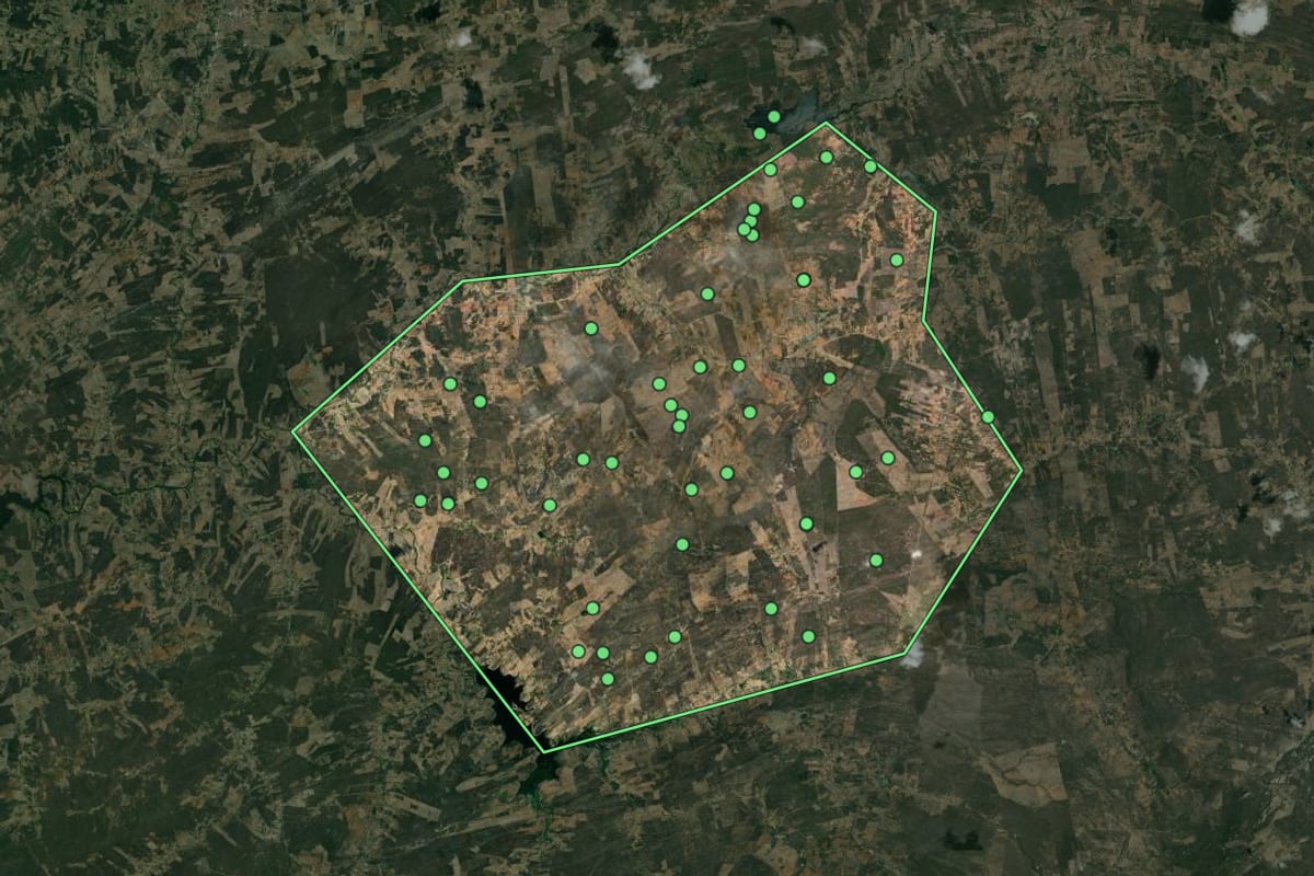 Imagem de satélite de Ingazeira (PE), com o contorno do município e a posição dos imóveis desta página.