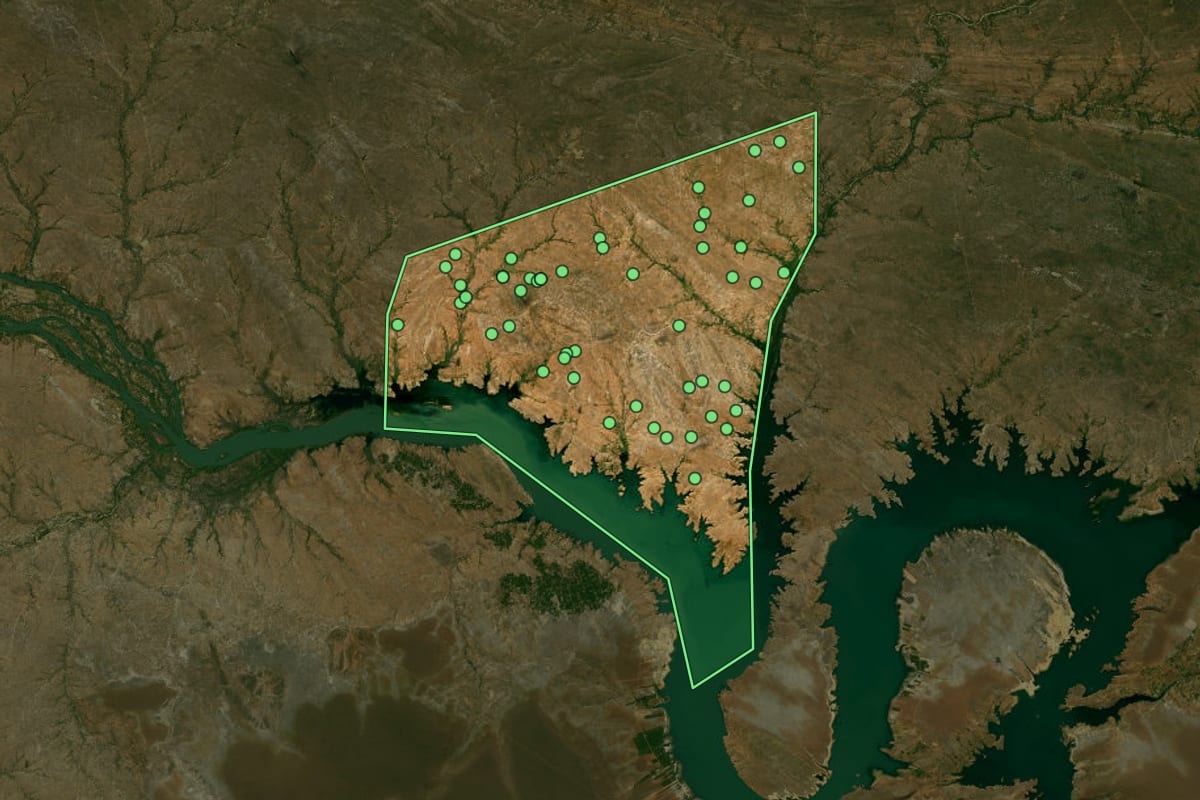 Imagem de satélite de Itacuruba (PE), com o contorno do município e a posição dos imóveis desta página.