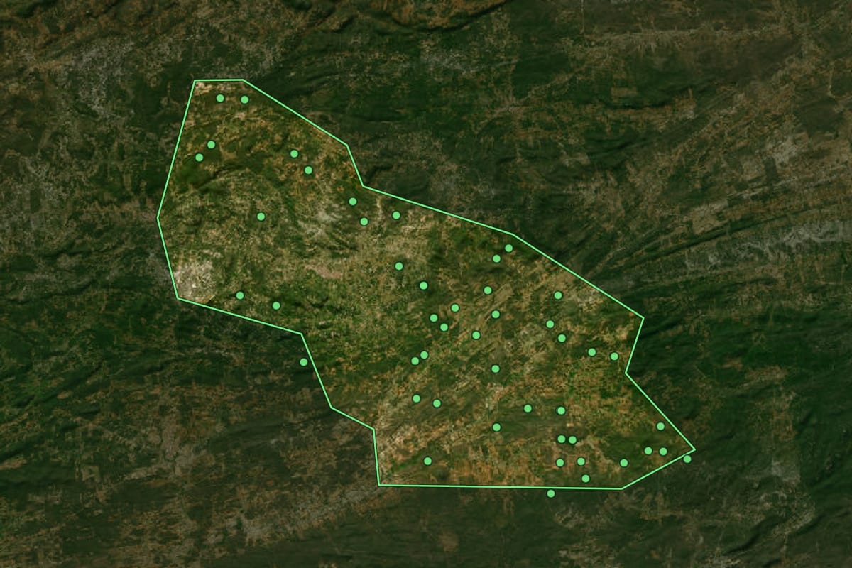 Imagem de satélite de Itapetim (PE), com o contorno do município e a posição dos imóveis desta página.