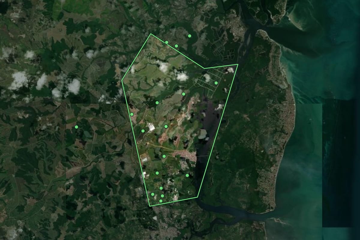 Imagem de satélite de Itapissuma (PE), com o contorno do município e a posição dos imóveis desta página.