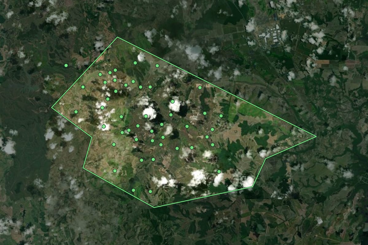 Imagem de satélite de Itaquitinga (PE), com o contorno do município e a posição dos imóveis desta página.