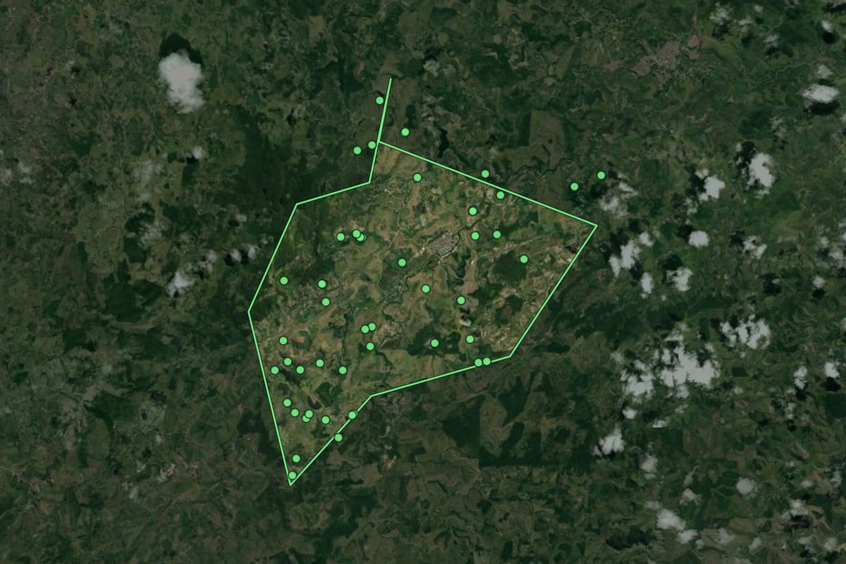 Imagem de satélite de Jaqueira (PE), com o contorno do município e a posição dos imóveis desta página.