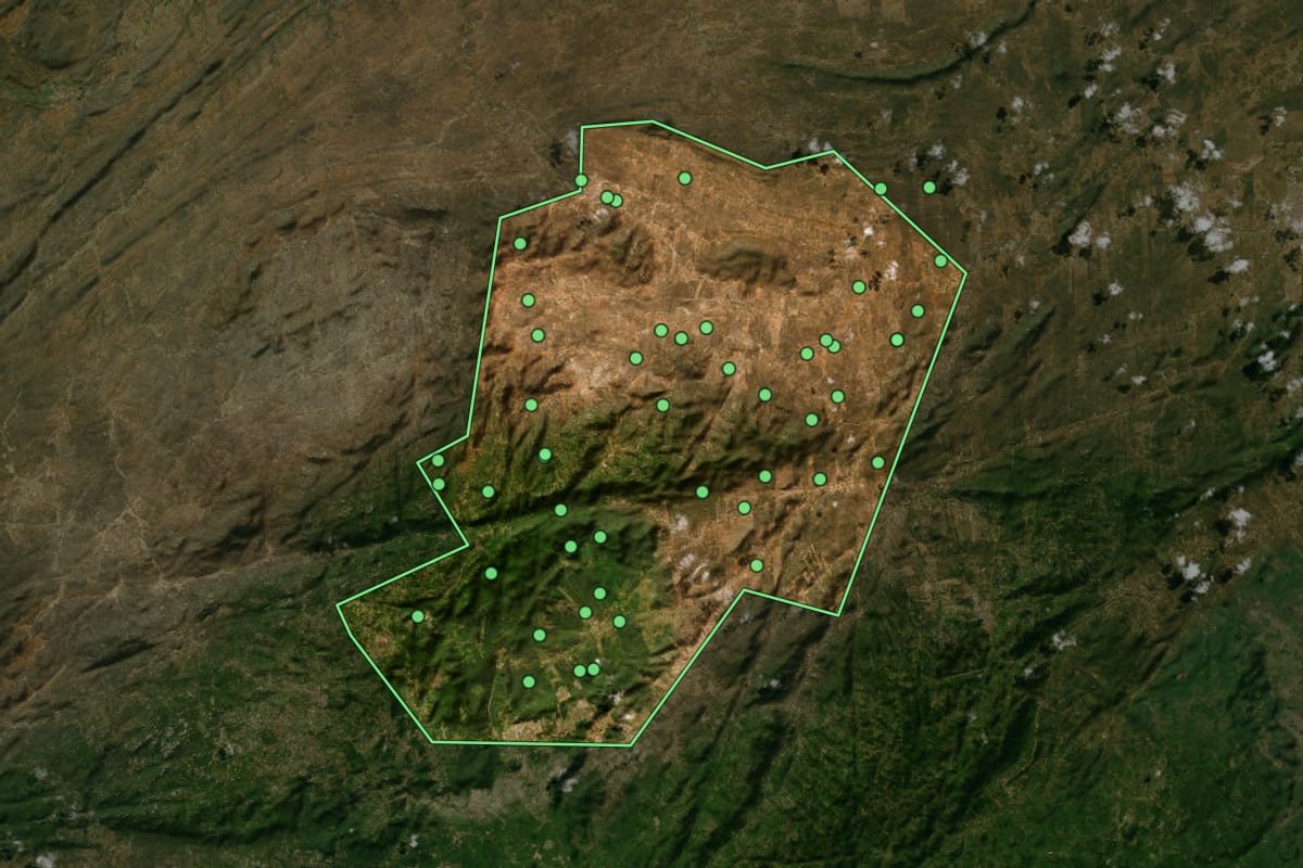 Imagem de satélite de Jataúba (PE), com o contorno do município e a posição dos imóveis desta página.