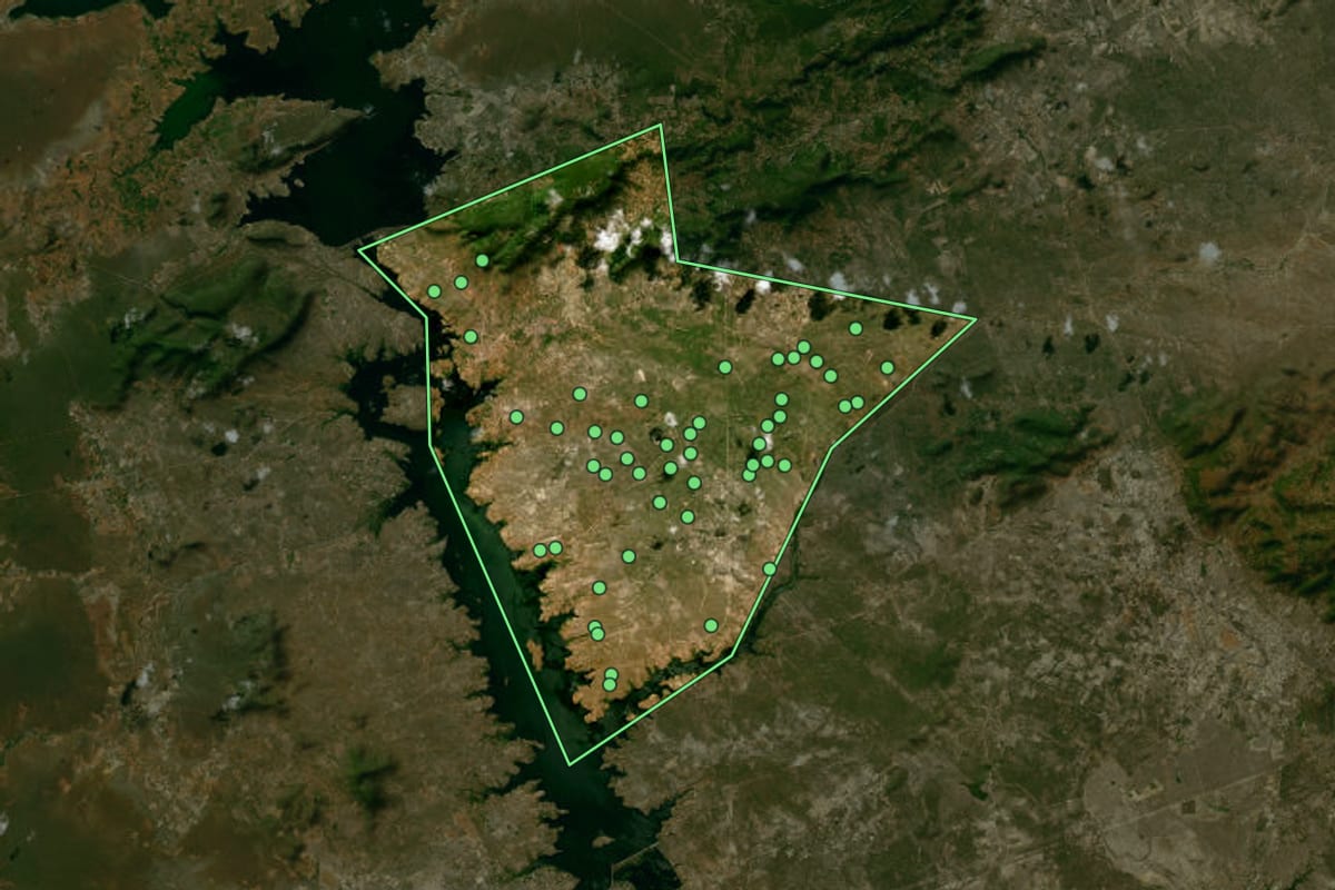 Imagem de satélite de Jatobá (PE), com o contorno do município e a posição dos imóveis desta página.