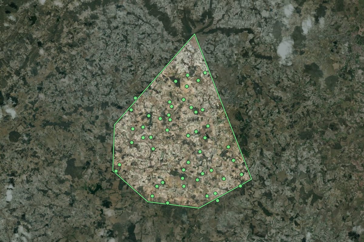 Imagem de satélite de Jucati (PE), com o contorno do município e a posição dos imóveis desta página.
