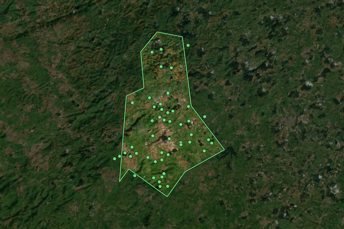 Imagem de satélite de Limoeiro (PE), com o contorno do município e a posição dos imóveis desta página.
