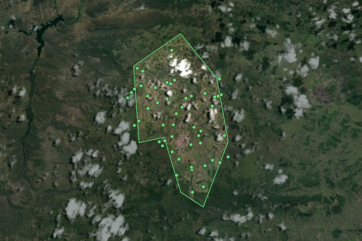 Imagem de satélite de Macaparana (PE), com o contorno do município e a posição dos imóveis desta página.