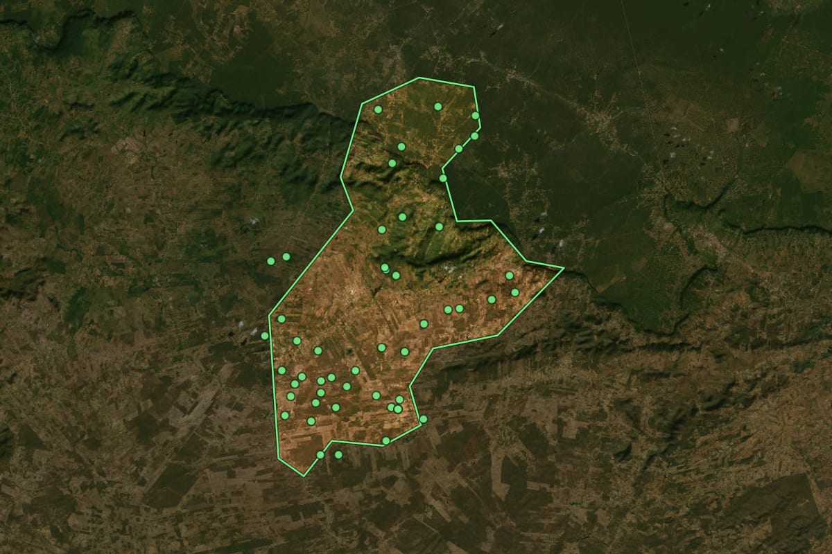 Imagem de satélite de Moreilândia (PE), com o contorno do município e a posição dos imóveis desta página.