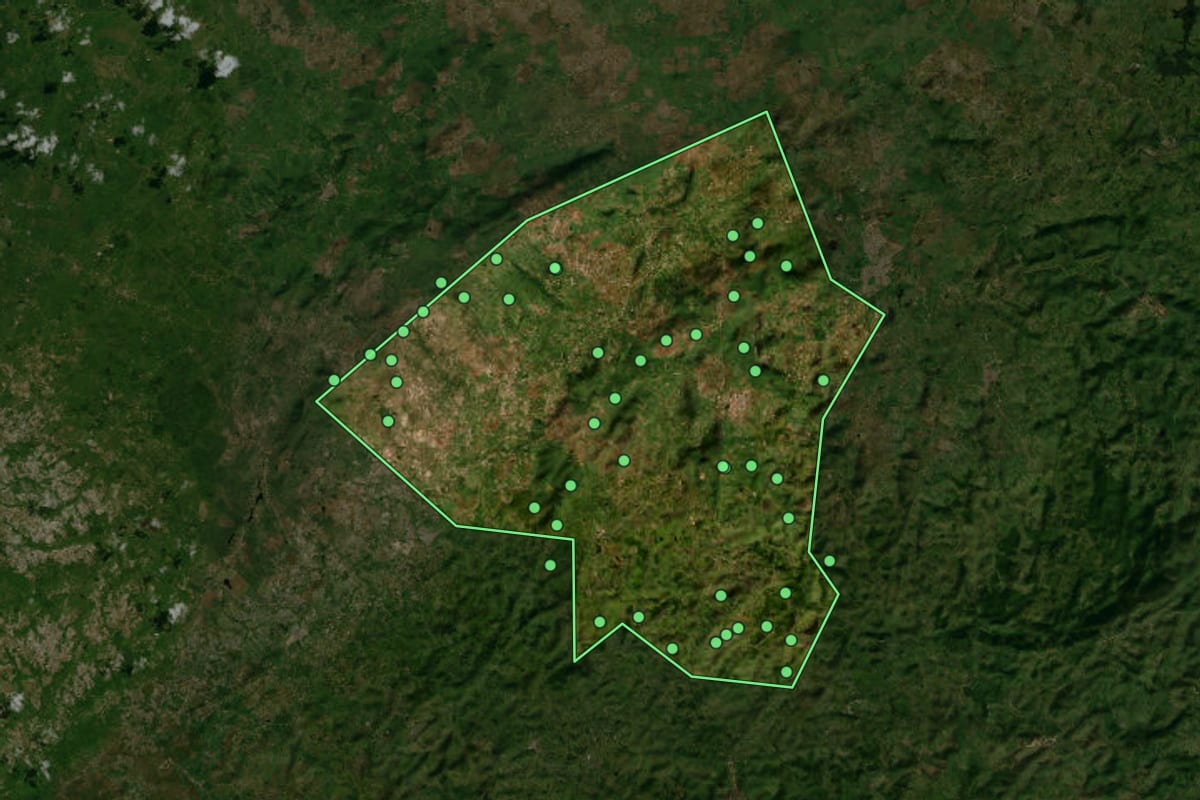 Imagem de satélite de Panelas (PE), com o contorno do município e a posição dos imóveis desta página.