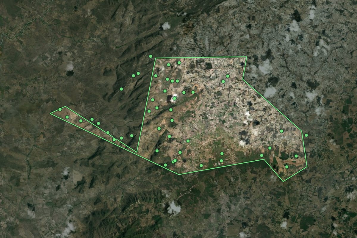 Imagem de satélite de Paranatama (PE), com o contorno do município e a posição dos imóveis desta página.