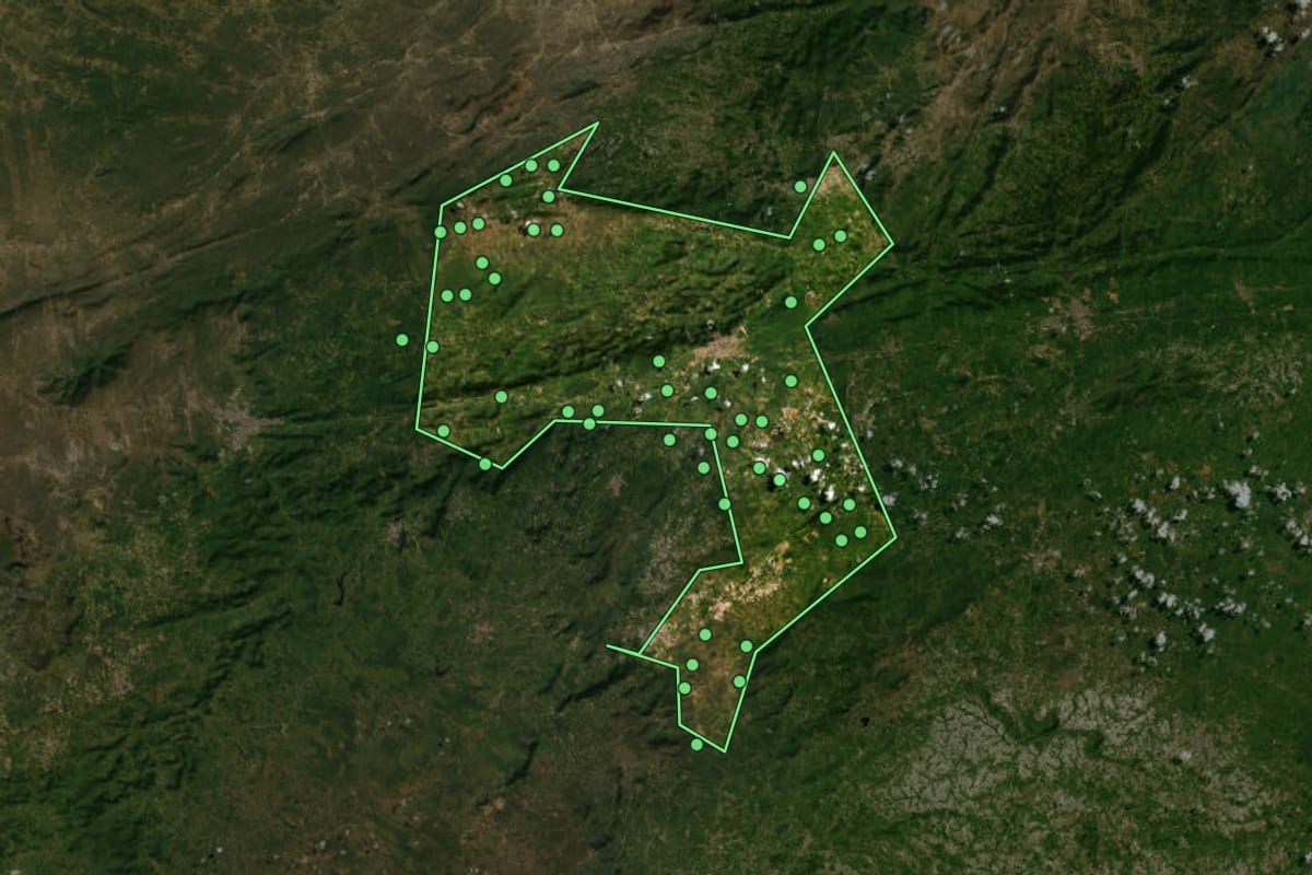 Imagem de satélite de Pesqueira (PE), com o contorno do município e a posição dos imóveis desta página.