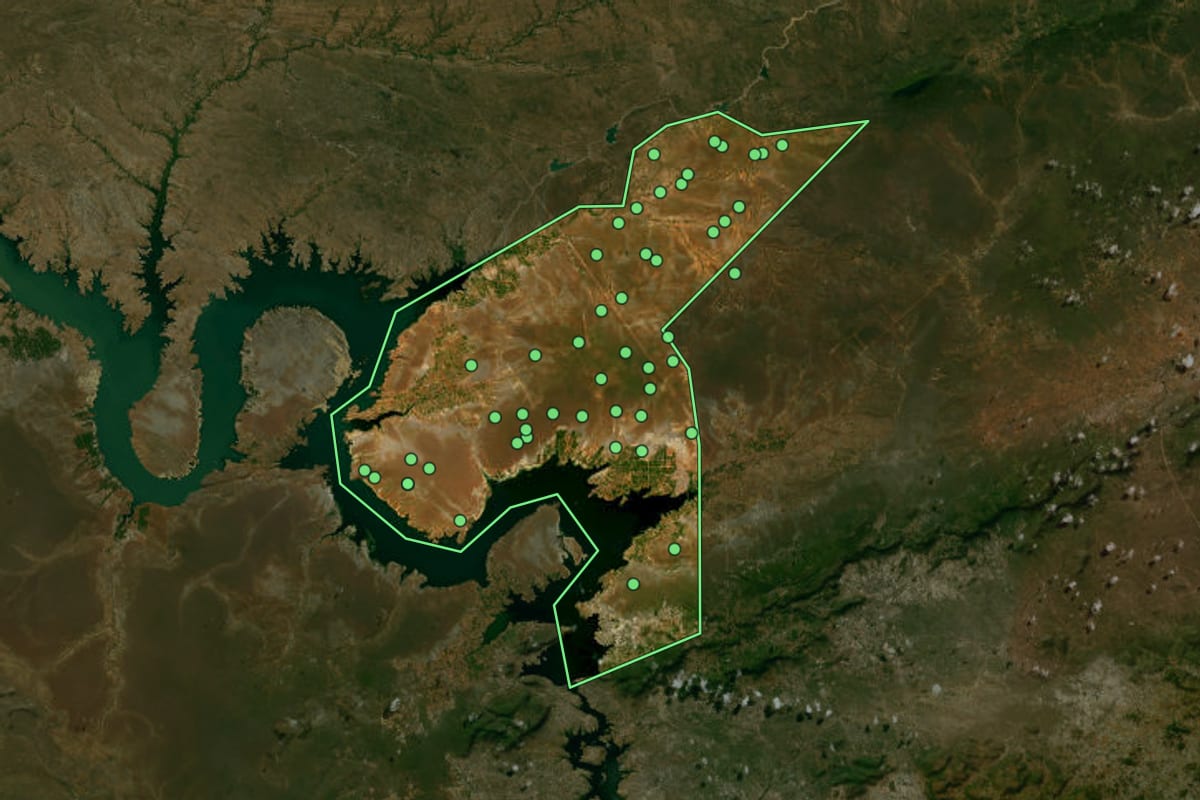 Imagem de satélite de Petrolândia (PE), com o contorno do município e a posição dos imóveis desta página.