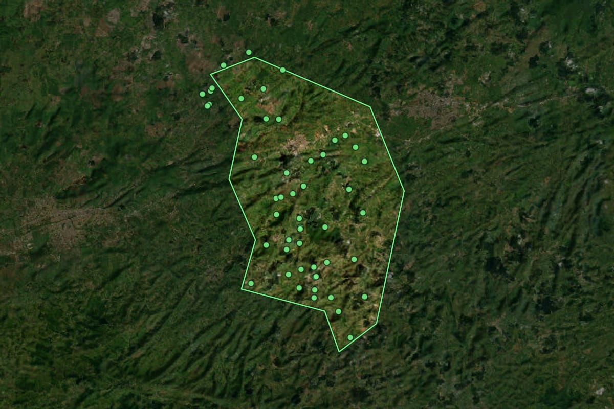 Imagem de satélite de Pombos (PE), com o contorno do município e a posição dos imóveis desta página.