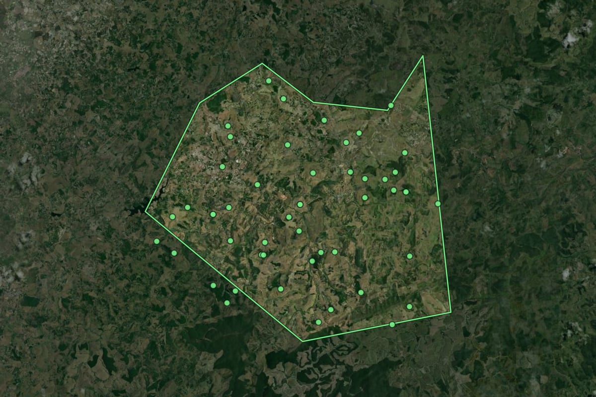 Imagem de satélite de Quipapá (PE), com o contorno do município e a posição dos imóveis desta página.