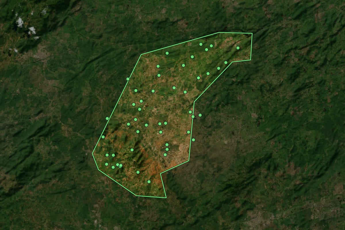 Imagem de satélite de Riacho das Almas (PE), com o contorno do município e a posição dos imóveis desta página.