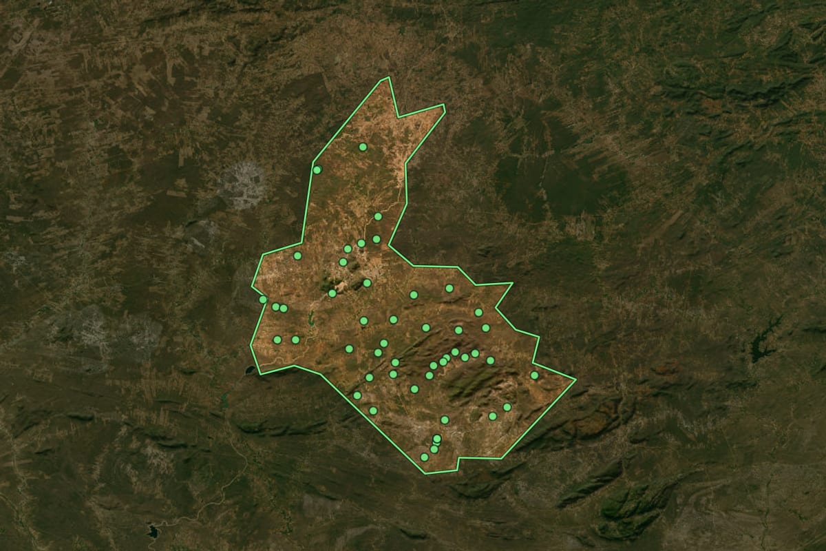 Imagem de satélite de Salgueiro (PE), com o contorno do município e a posição dos imóveis desta página.
