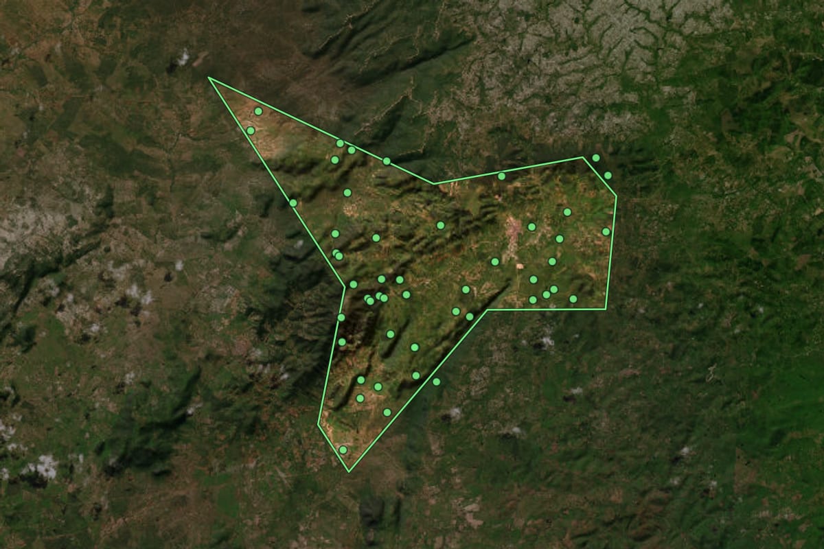 Imagem de satélite de Saloá (PE), com o contorno do município e a posição dos imóveis desta página.