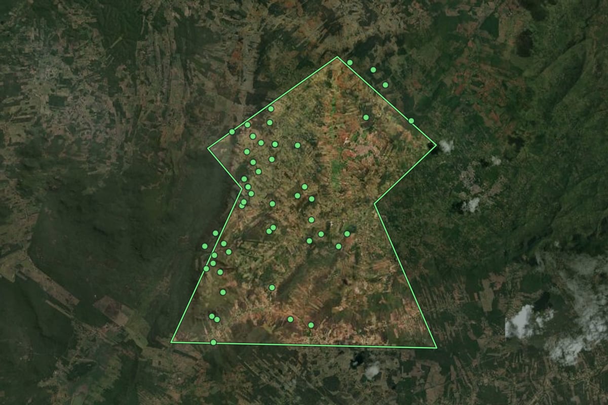 Imagem de satélite de Santa Cruz da Baixa Verde (PE), com o contorno do município e a posição dos imóveis desta página.