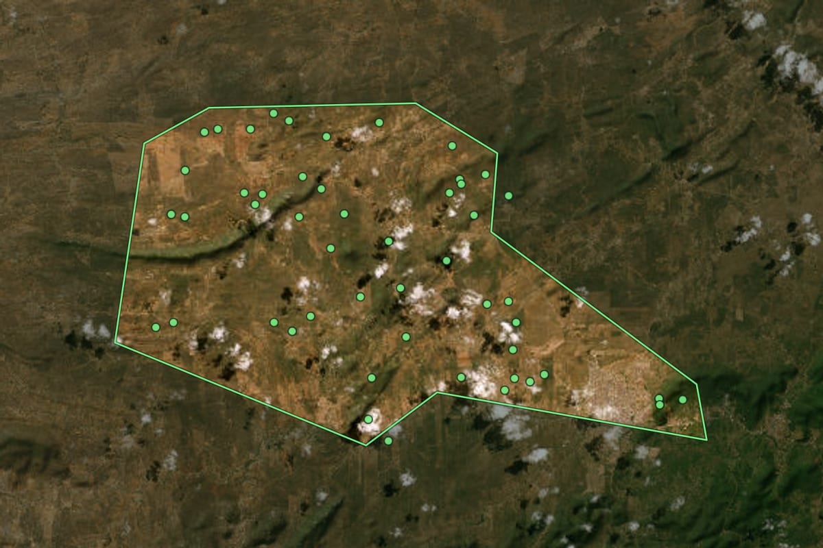 Imagem de satélite de Santa Cruz do Capibaribe (PE), com o contorno do município e a posição dos imóveis desta página.