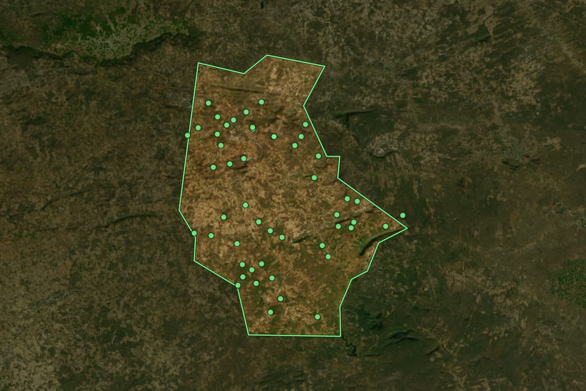 Imagem de satélite de Santa Cruz (PE), com o contorno do município e a posição dos imóveis desta página.