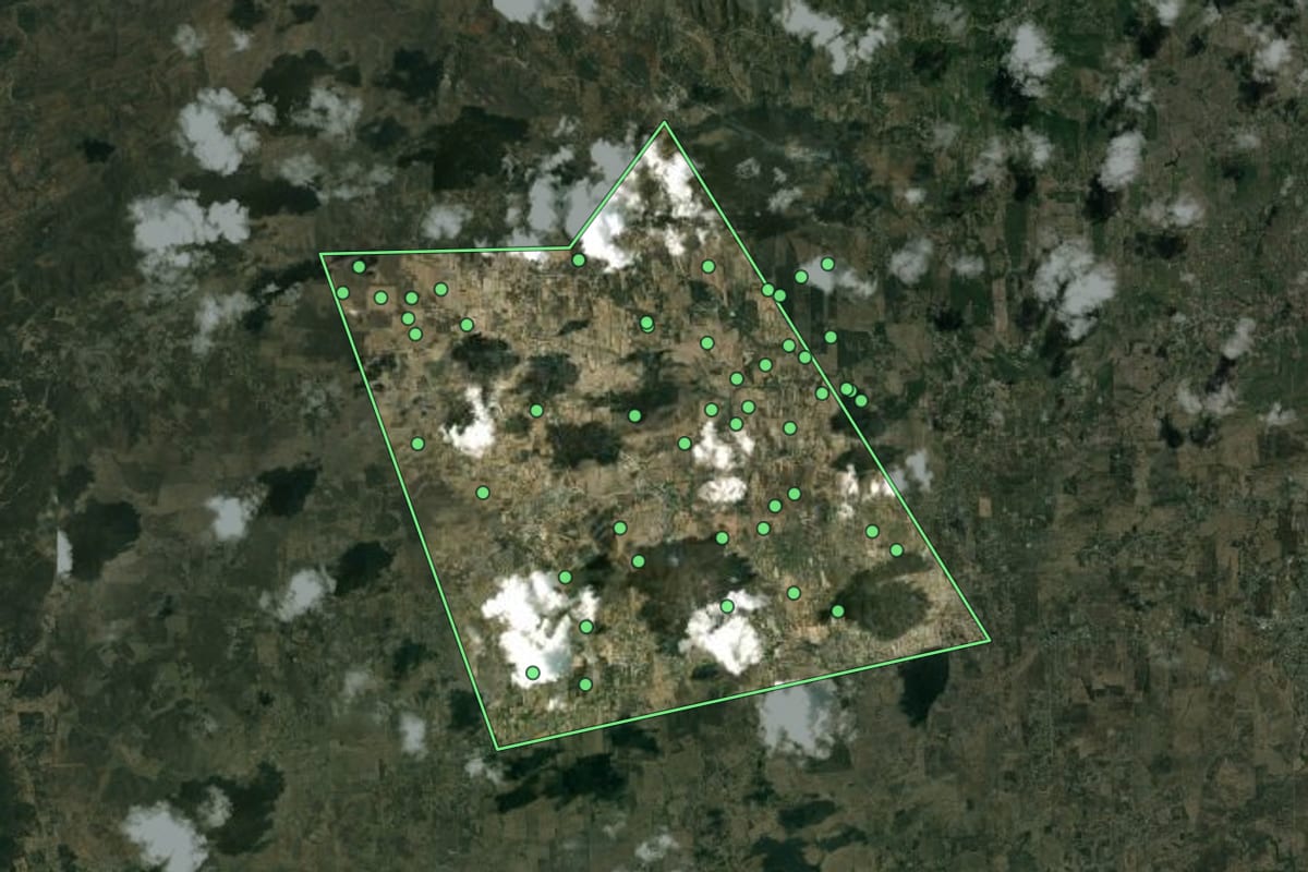 Imagem de satélite de Santa Maria do Cambucá (PE), com o contorno do município e a posição dos imóveis desta página.