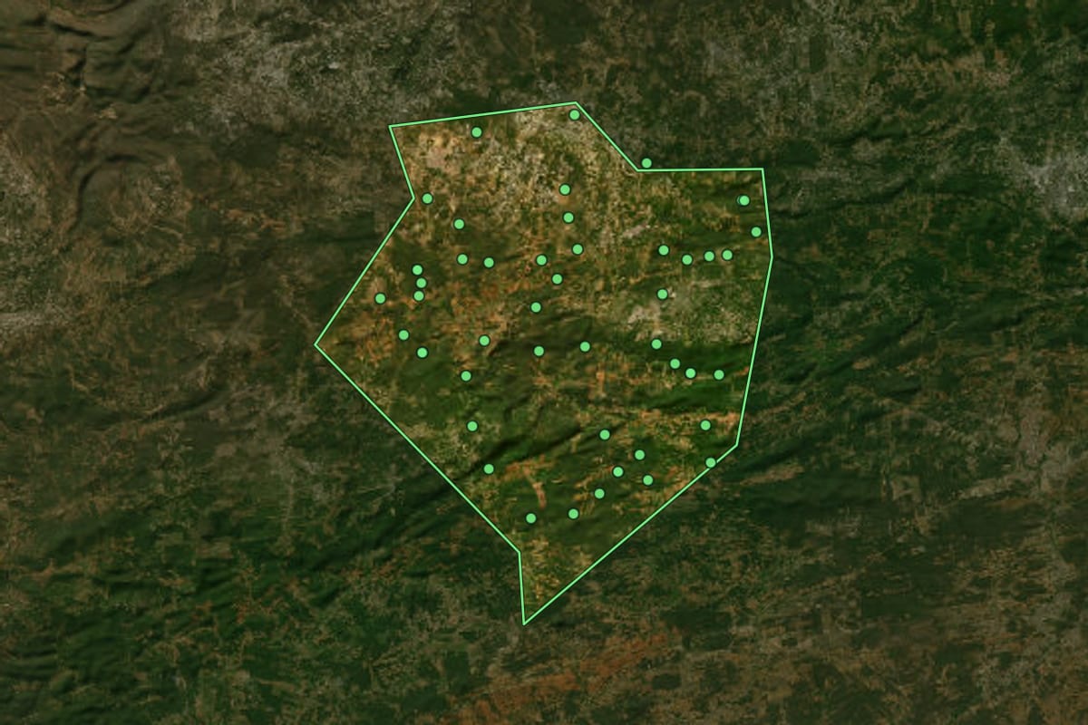 Imagem de satélite de Santa Terezinha (PE), com o contorno do município e a posição dos imóveis desta página.