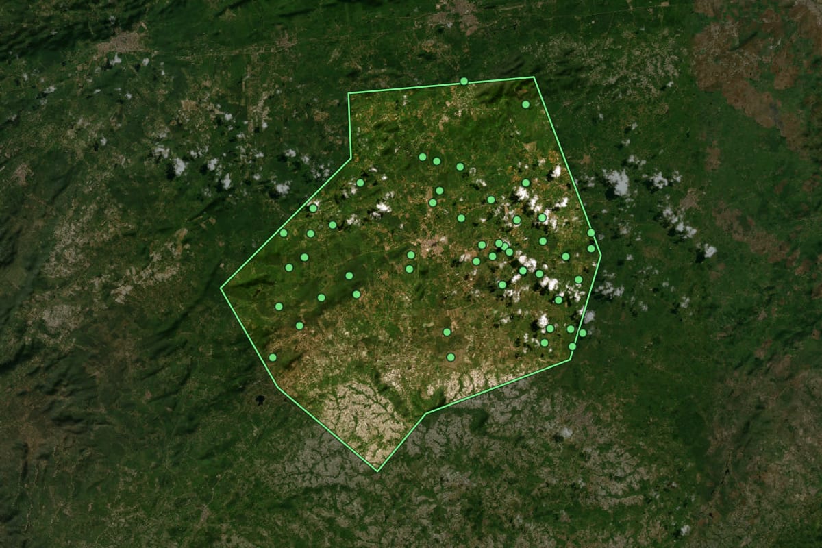 Imagem de satélite de São Bento do Una (PE), com o contorno do município e a posição dos imóveis desta página.