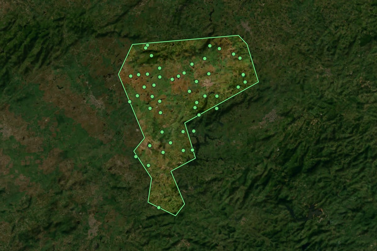 Imagem de satélite de São Joaquim do Monte (PE), com o contorno do município e a posição dos imóveis desta página.