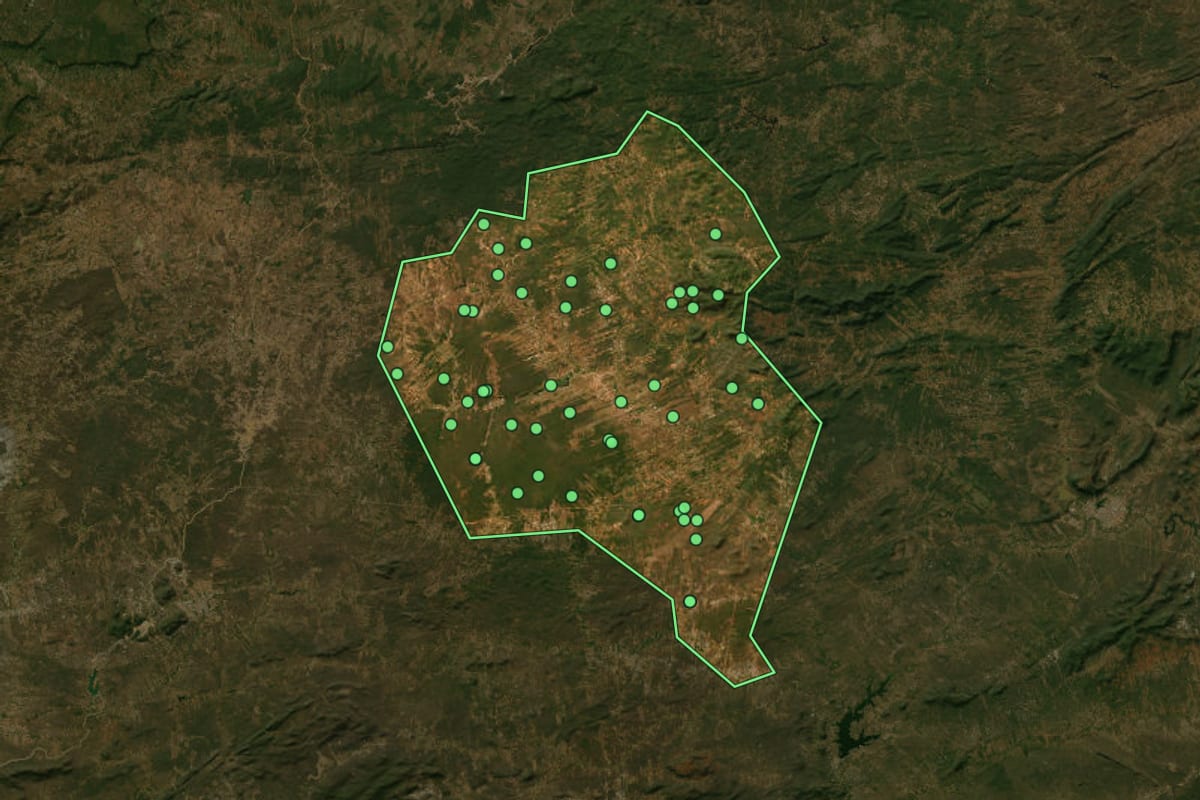 Imagem de satélite de São José do Belmonte (PE), com o contorno do município e a posição dos imóveis desta página.