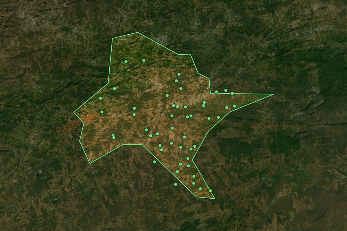 Imagem de satélite de São José do Egito (PE), com o contorno do município e a posição dos imóveis desta página.