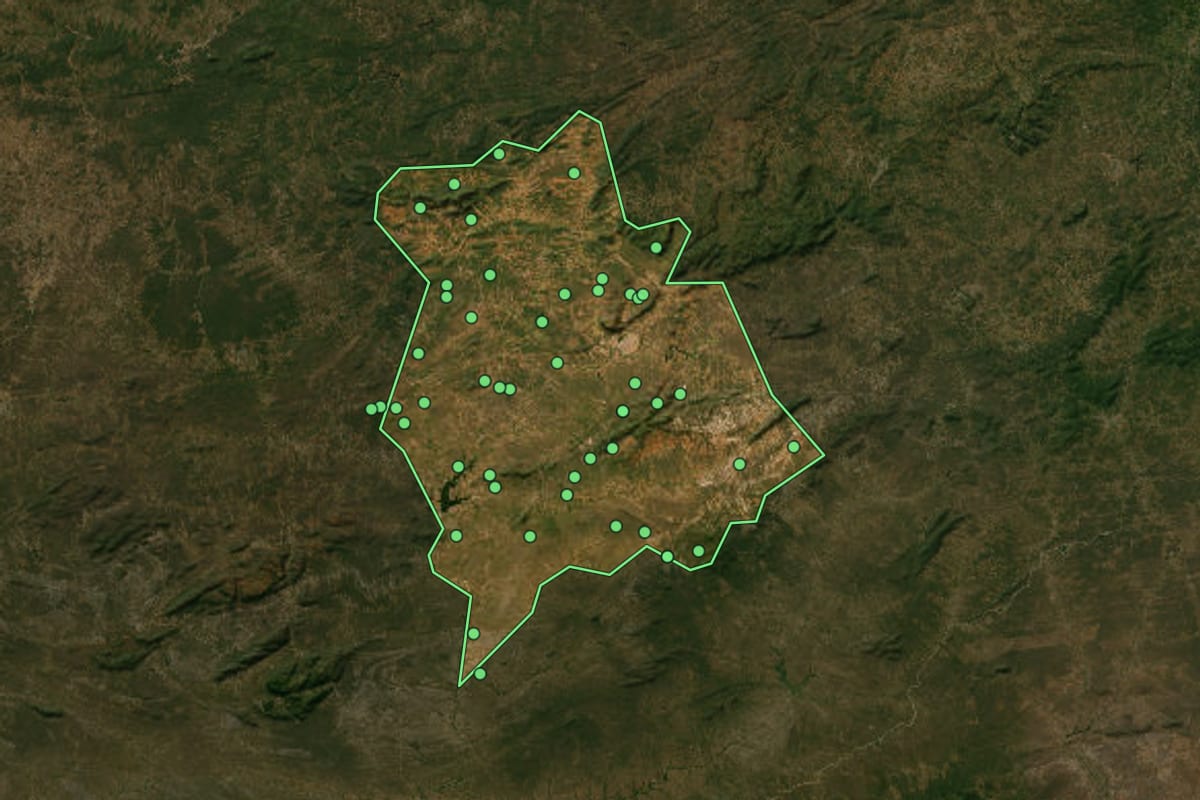 Imagem de satélite de Serra Talhada (PE), com o contorno do município e a posição dos imóveis desta página.