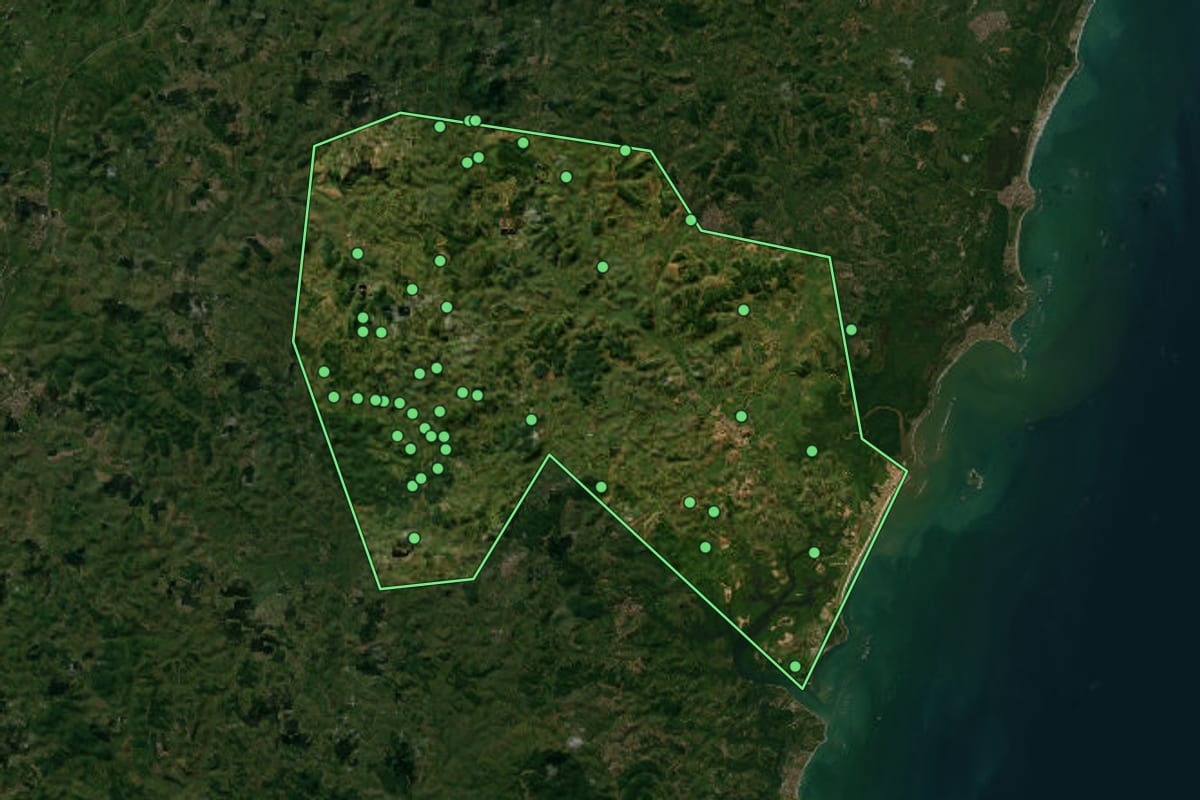 Imagem de satélite de Sirinhaém (PE), com o contorno do município e a posição dos imóveis desta página.