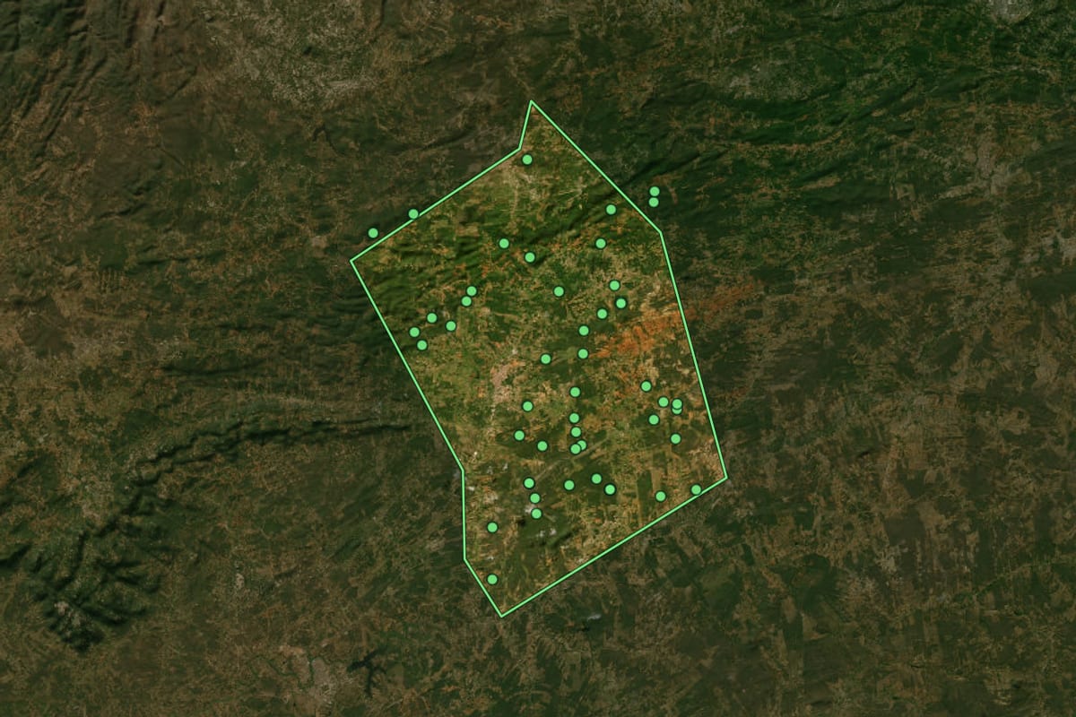 Imagem de satélite de Tabira (PE), com o contorno do município e a posição dos imóveis desta página.