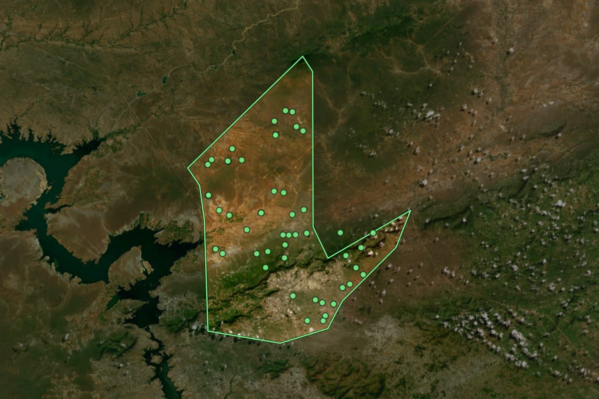 Imagem de satélite de Tacaratu (PE), com o contorno do município e a posição dos imóveis desta página.