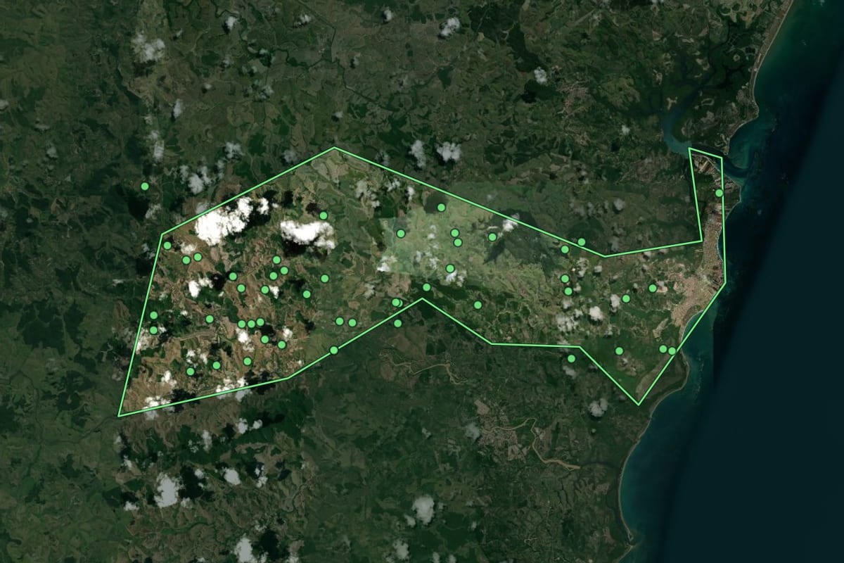 Imagem de satélite de Tamandaré (PE), com o contorno do município e a posição dos imóveis desta página.