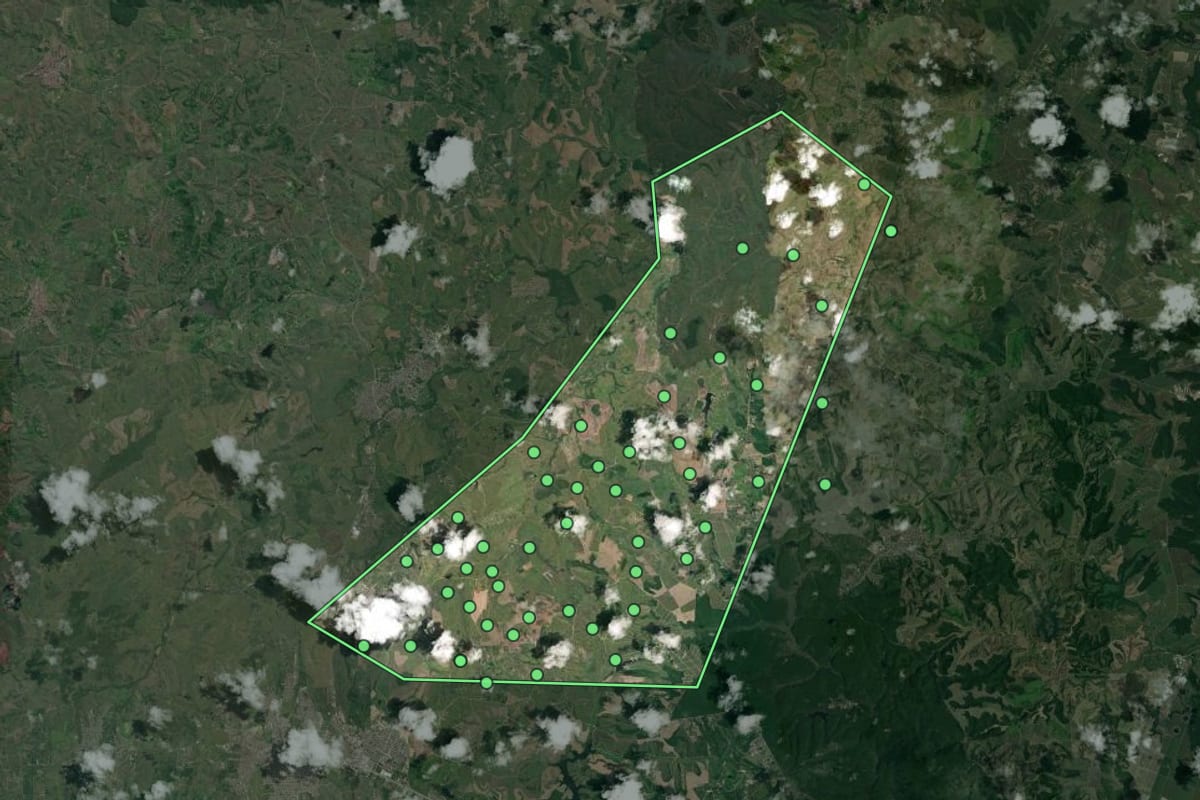 Imagem de satélite de Tracunhaém (PE), com o contorno do município e a posição dos imóveis desta página.