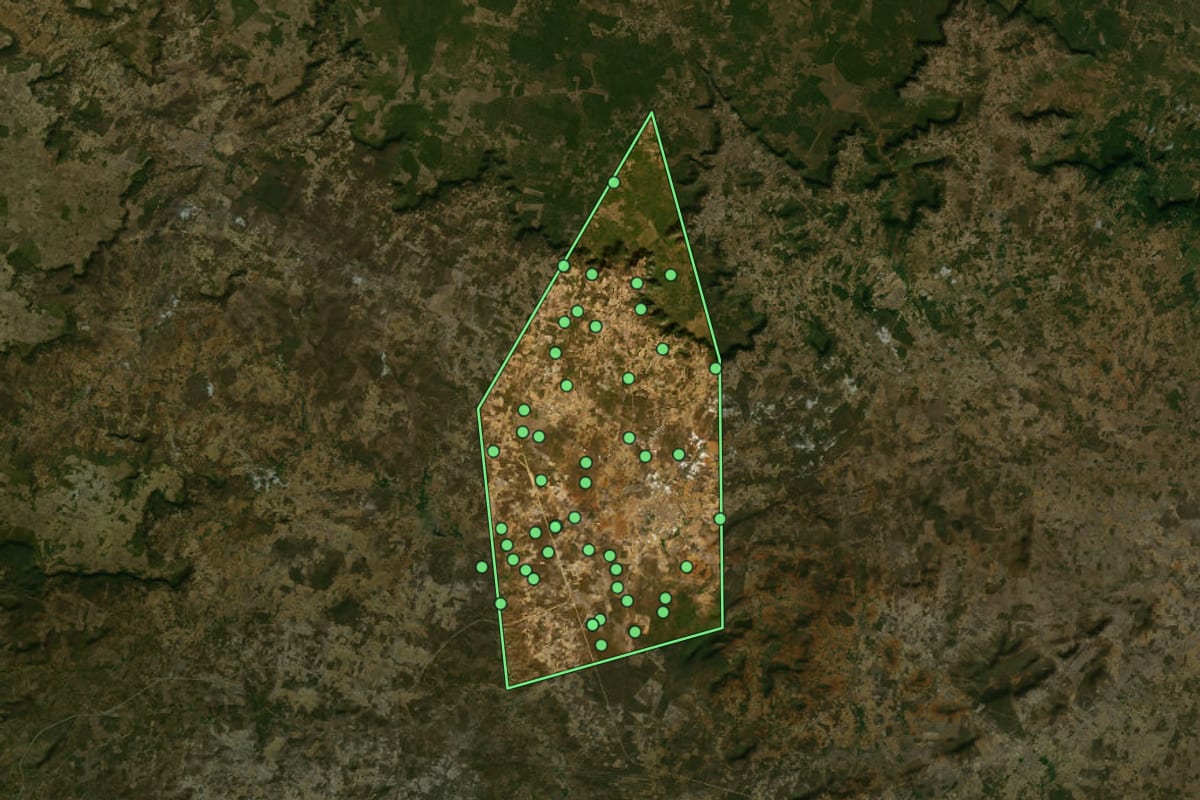 Imagem de satélite de Trindade (PE), com o contorno do município e a posição dos imóveis desta página.