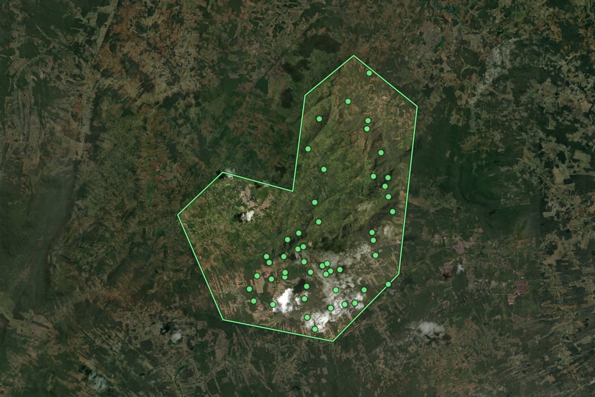 Imagem de satélite de Triunfo (PE), com o contorno do município e a posição dos imóveis desta página.