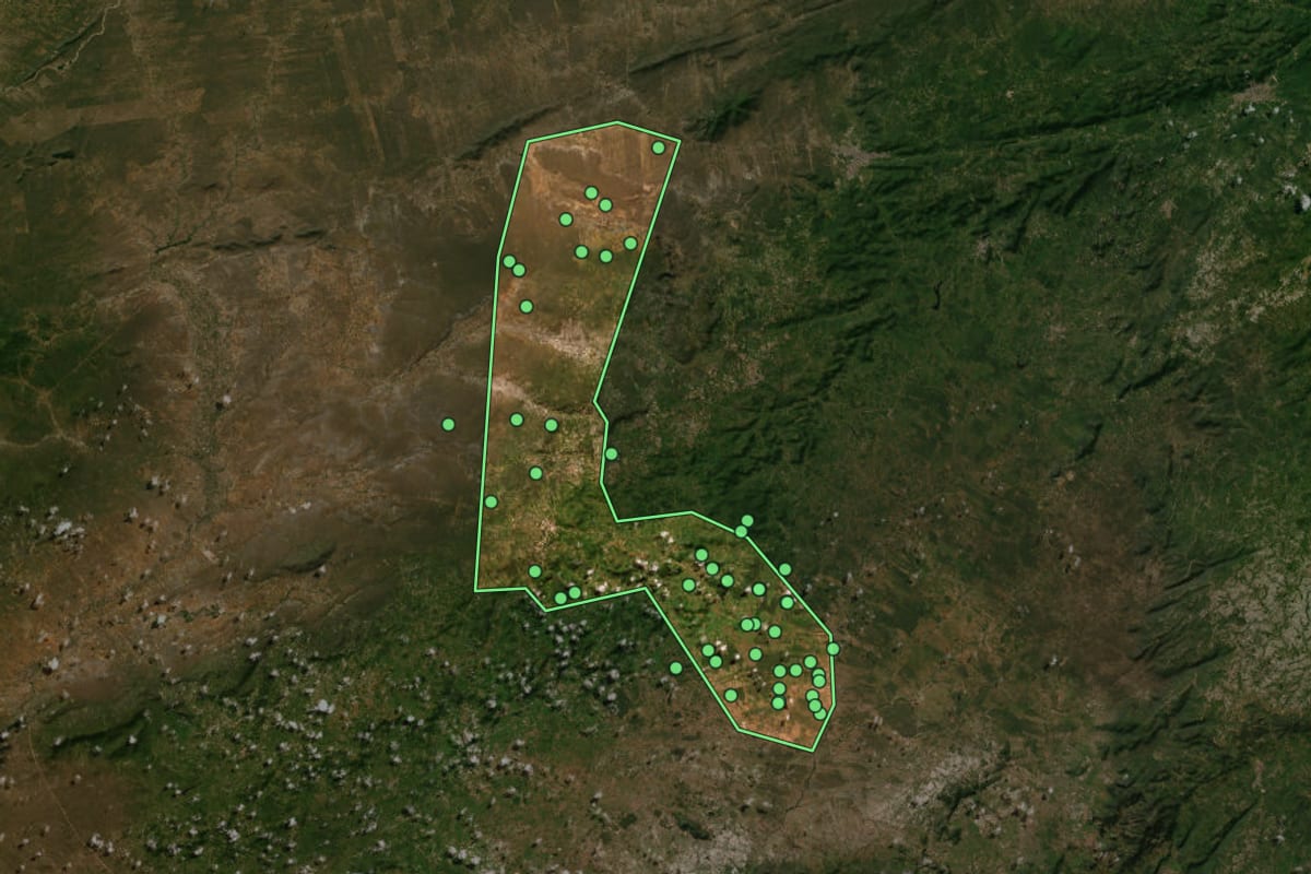 Imagem de satélite de Tupanatinga (PE), com o contorno do município e a posição dos imóveis desta página.
