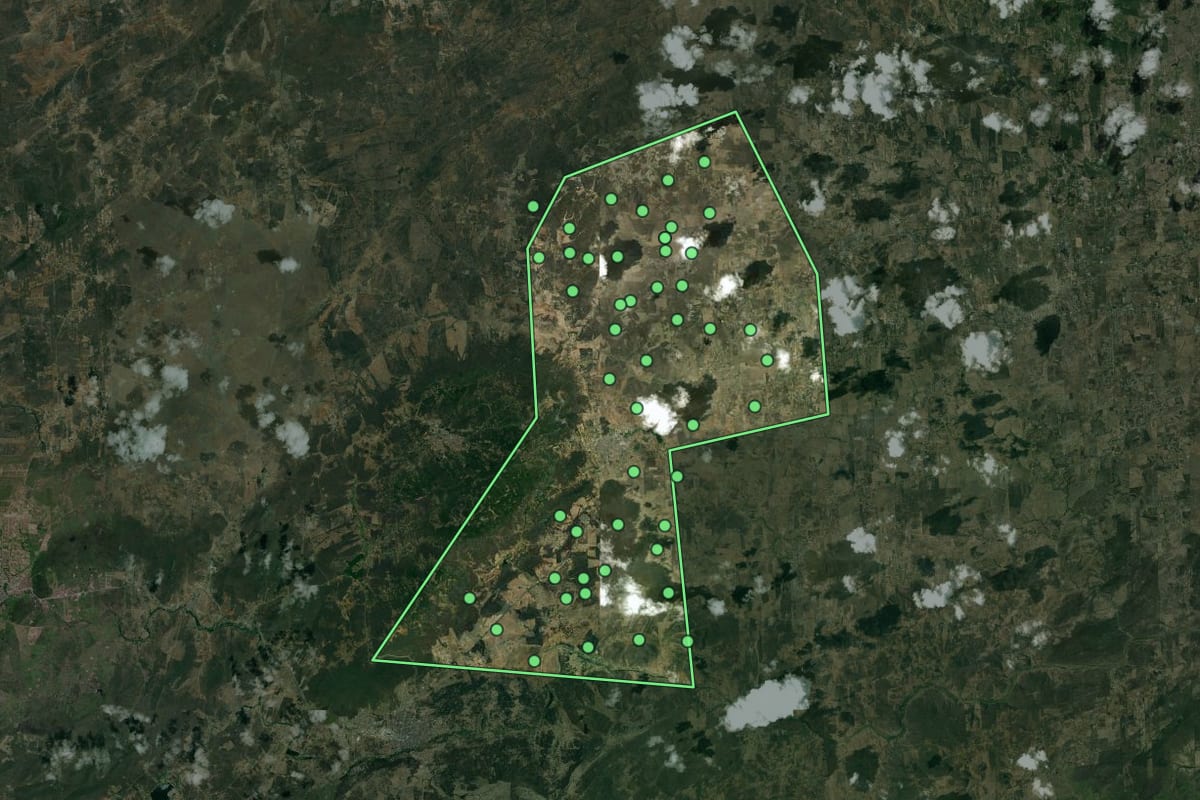 Imagem de satélite de Vertentes (PE), com o contorno do município e a posição dos imóveis desta página.