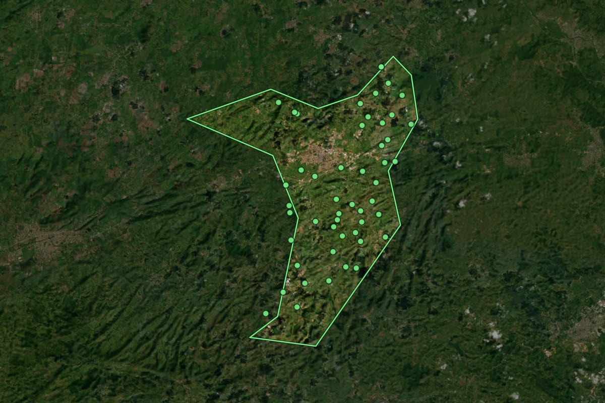 Imagem de satélite de Vitória de Santo Antão (PE), com o contorno do município e a posição dos imóveis desta página.