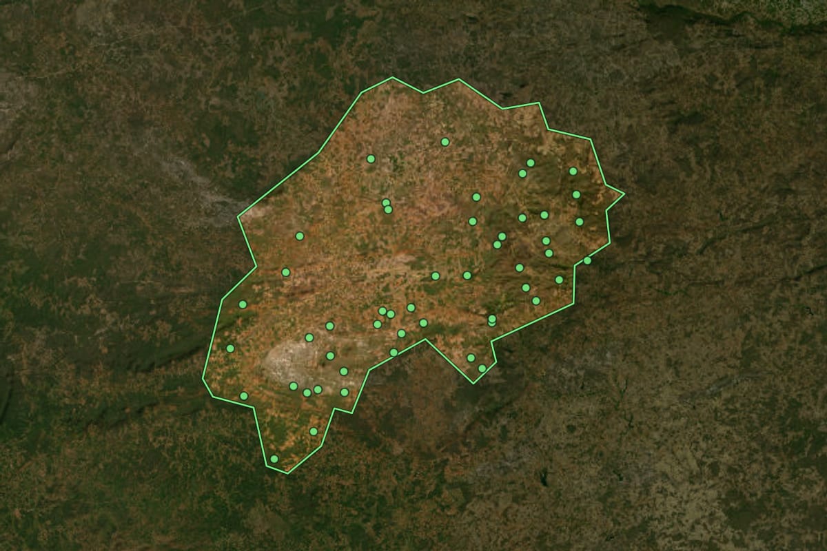 Imagem de satélite de Acauã (PI), com o contorno do município e a posição dos imóveis desta página.