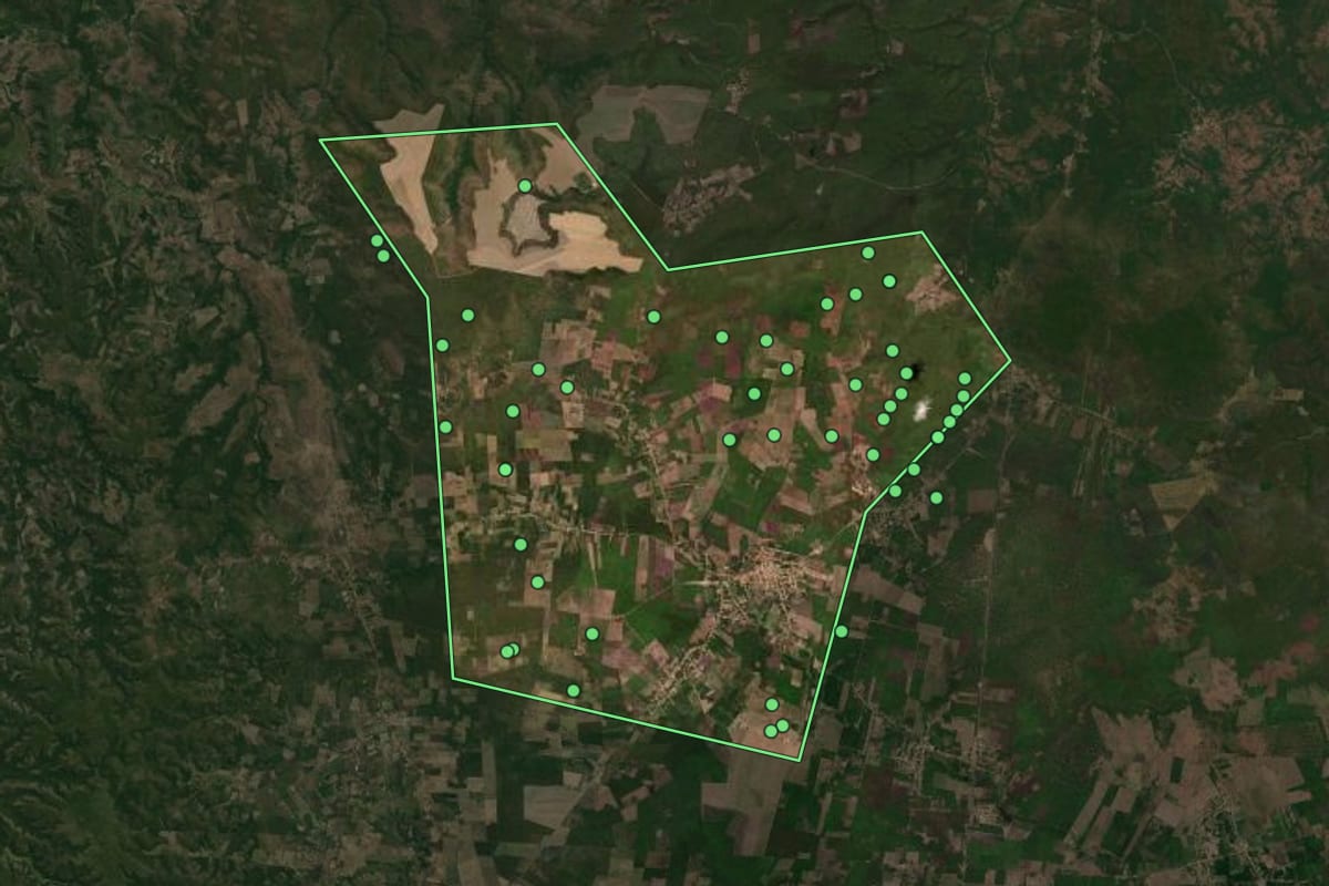 Imagem de satélite de Agricolândia (PI), com o contorno do município e a posição dos imóveis desta página.