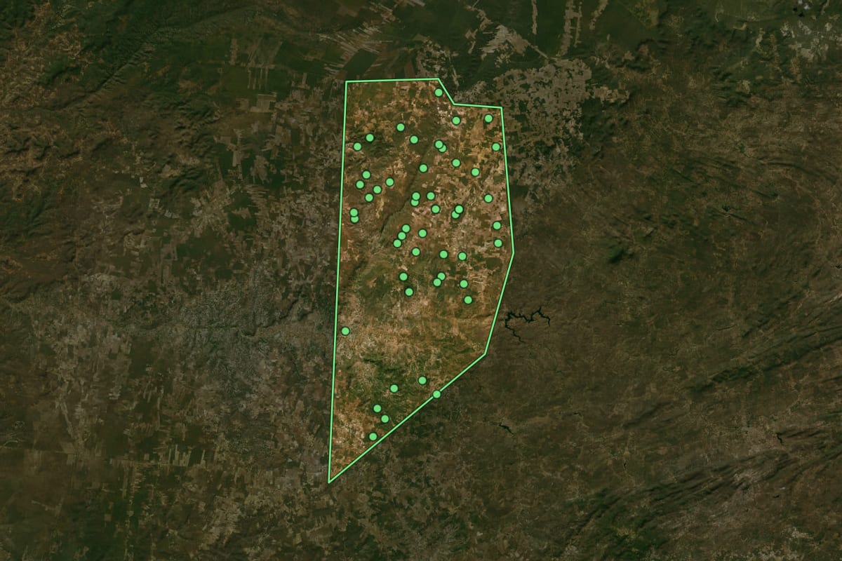 Imagem de satélite de Alagoinha do Piauí (PI), com o contorno do município e a posição dos imóveis desta página.