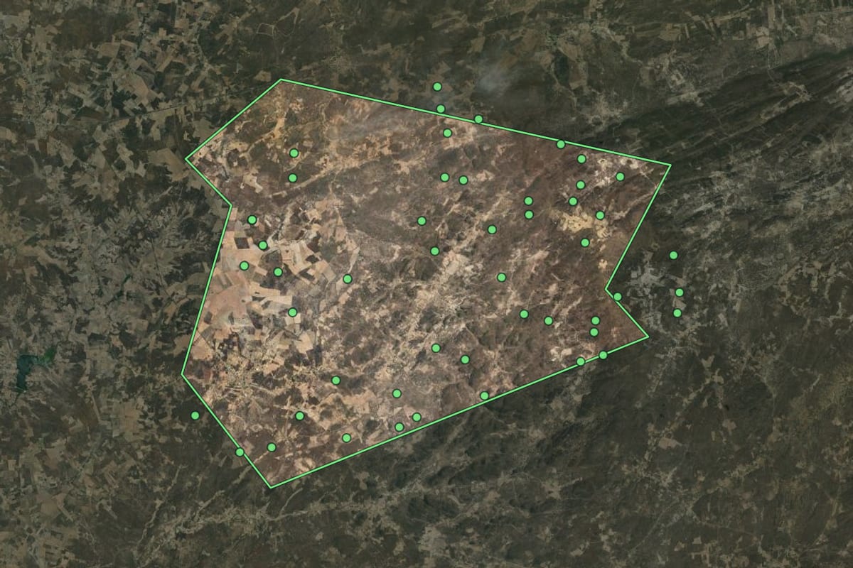 Imagem de satélite de Alegrete do Piauí (PI), com o contorno do município e a posição dos imóveis desta página.