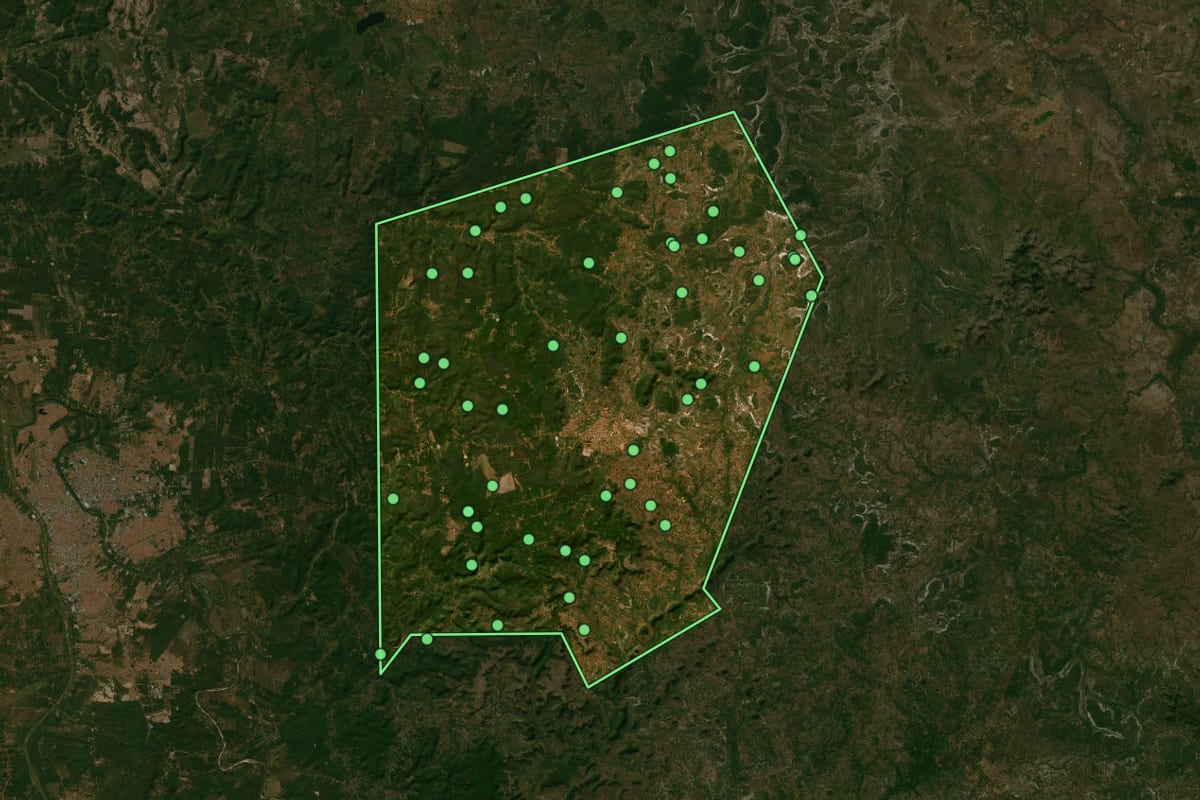 Imagem de satélite de Altos (PI), com o contorno do município e a posição dos imóveis desta página.