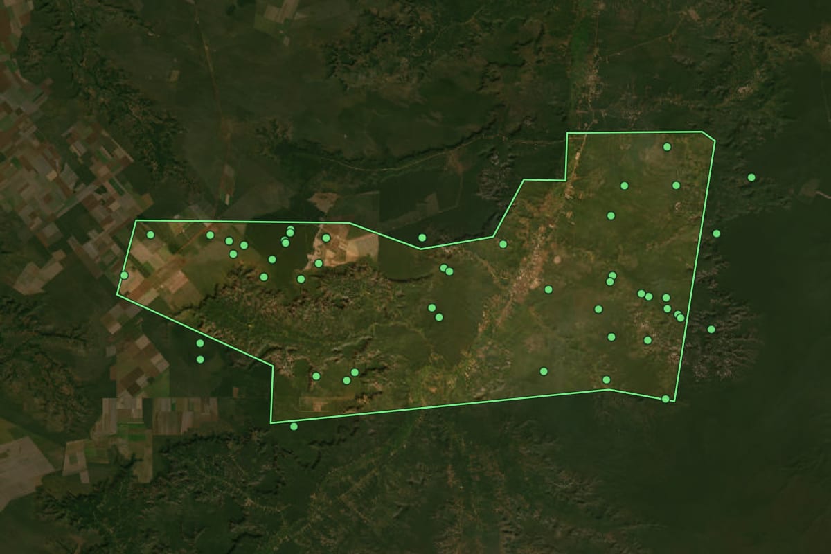 Imagem de satélite de Alvorada do Gurguéia (PI), com o contorno do município e a posição dos imóveis desta página.
