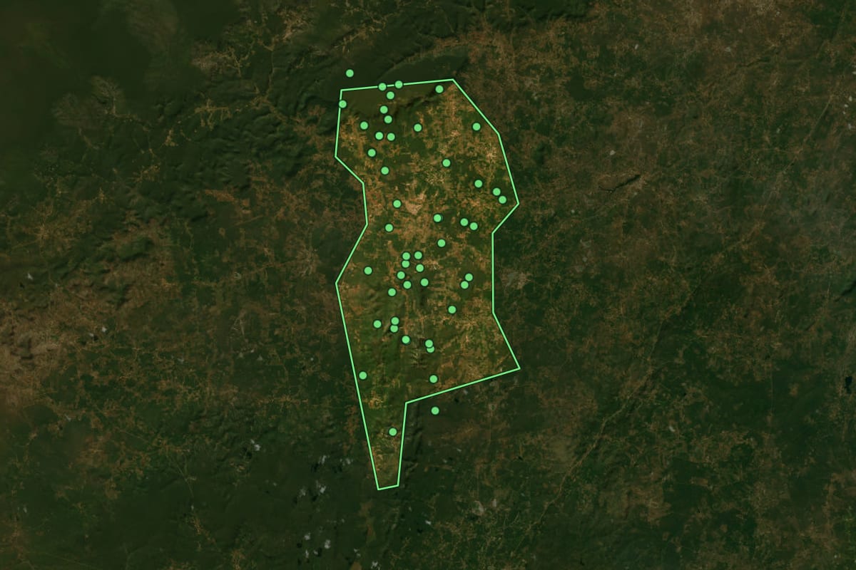 Imagem de satélite de Anísio de Abreu (PI), com o contorno do município e a posição dos imóveis desta página.
