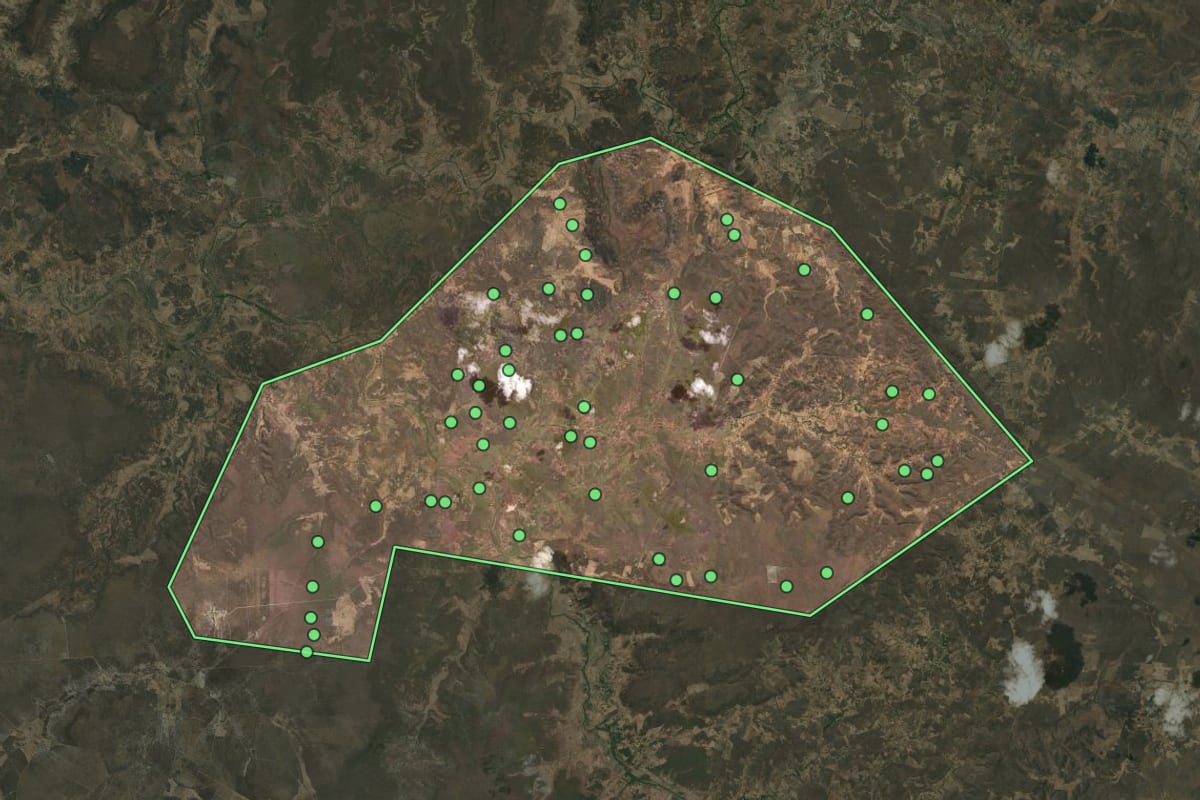 Imagem de satélite de Aroeiras do Itaim (PI), com o contorno do município e a posição dos imóveis desta página.